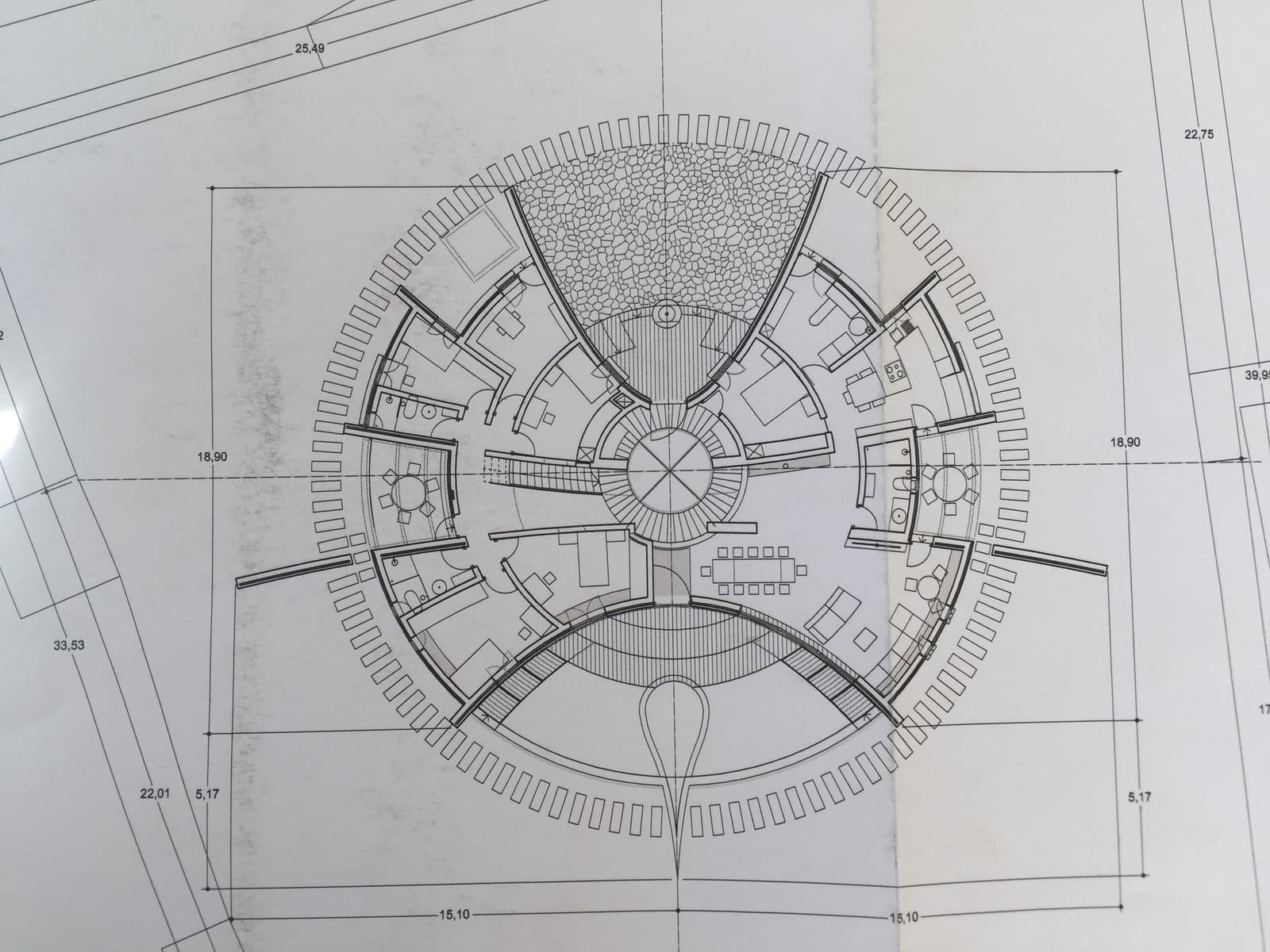 Plano en planta de la Eco House, una vivienda circular con los muros en estrella
