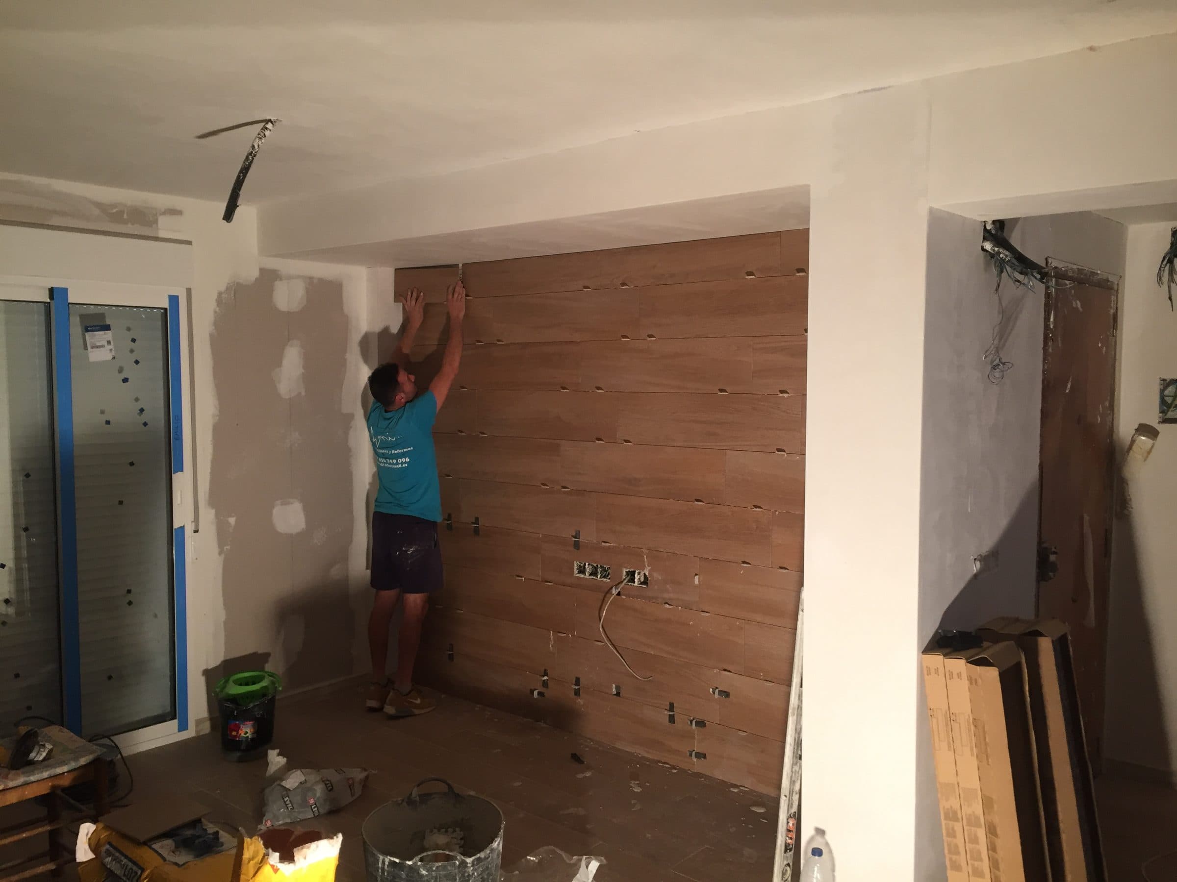Reformas Integrales (Pared y suelo de porcelánico imitación madera), antes